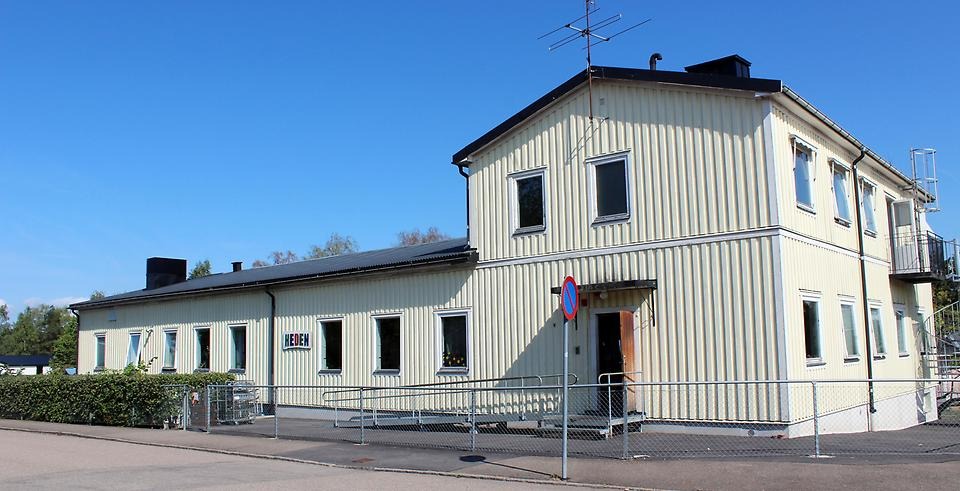 Förskolan Hedens skolbyggnad. Ett vitt trähus på två våningar.
