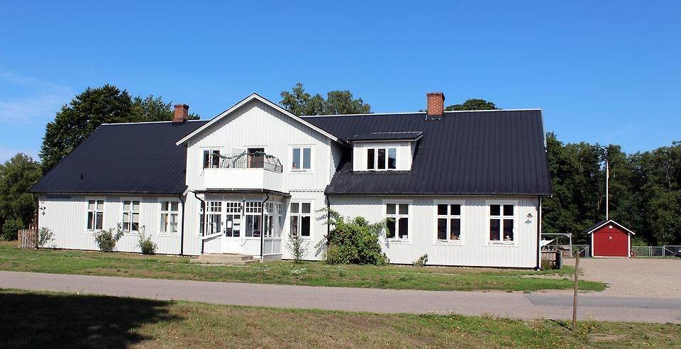 Förskolan värdshusets vita byggnad.