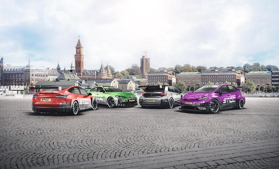 Fyra stcc-bilar uppställda framför vy över Helsingborg