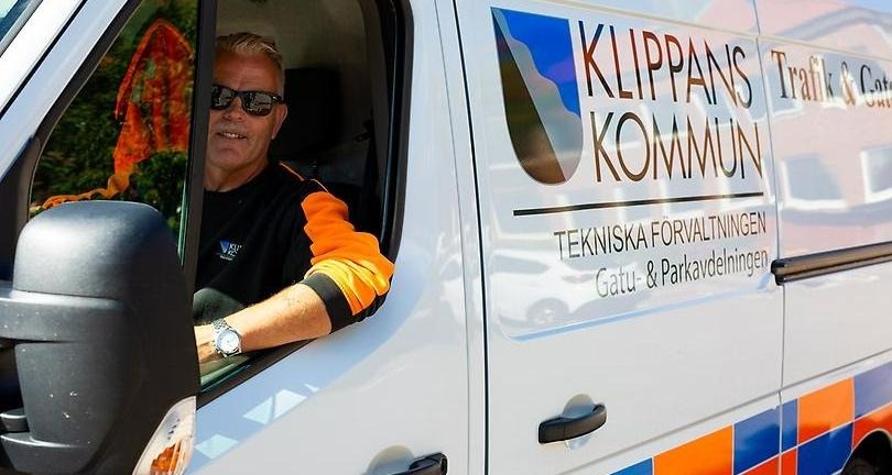 Kommunarbetare i en kommunal skåpbil med Klippans kommuns logotyp.