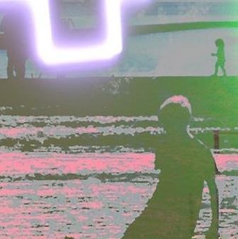 Konstverk av modern typ. Digital strand. Inverterade färger med folk som badar och sparkar på en boll med olika neonsymboler på stranden.