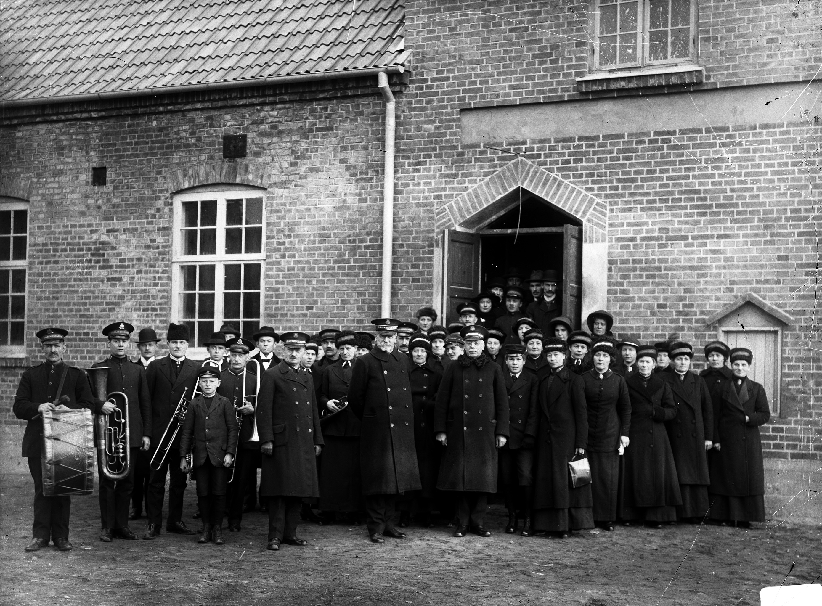 Medlemmar i Frälsningsarmén står utanför huset på tidigt 1900-tal