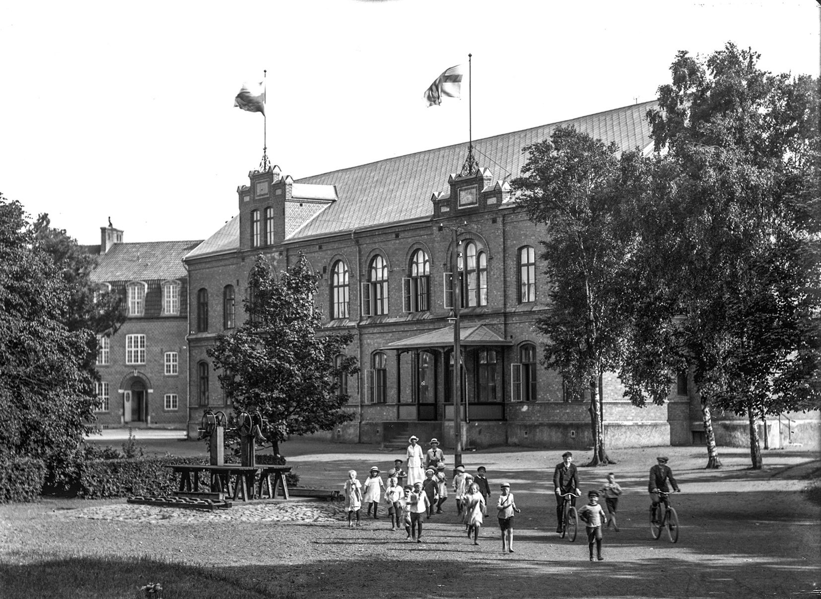 Bild på Kyrksalshusets fasad med en grupp barn och lärare utanför