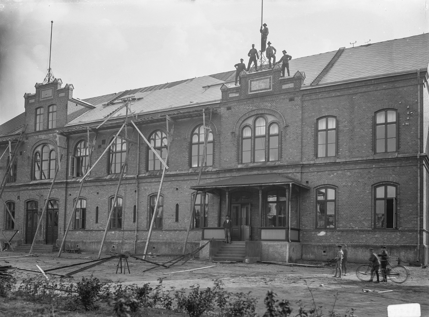 Bild på Kyrksalshusets fasad under byggnationen av huset