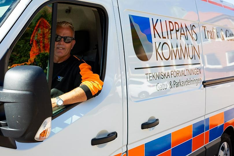 Kommunarbetare i en kommunal skåpbil med Klippans kommuns logotyp.