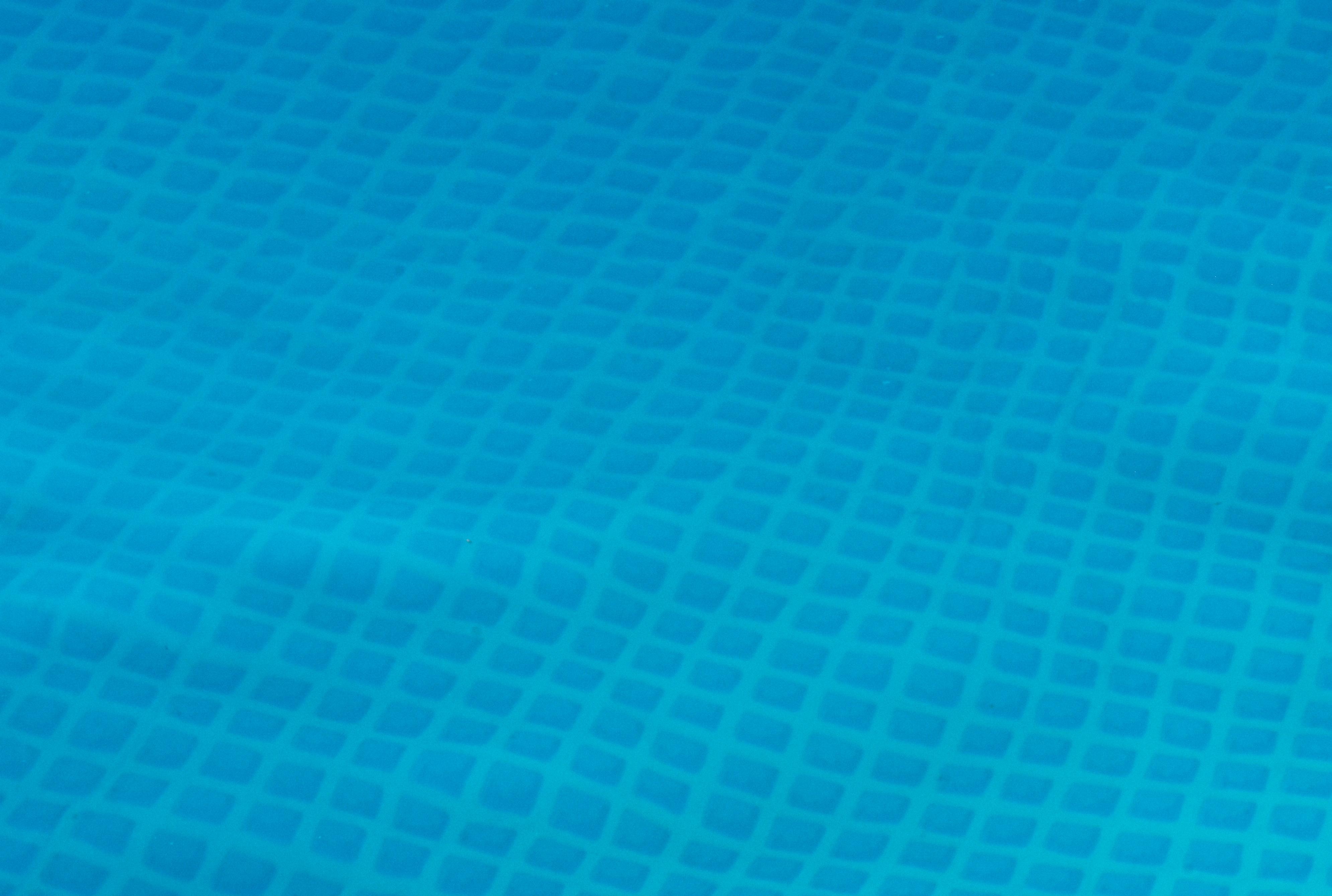 Klarblå pool.