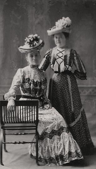 Svartvit bild på två kvinnor fotograferade under sekelskiftet.