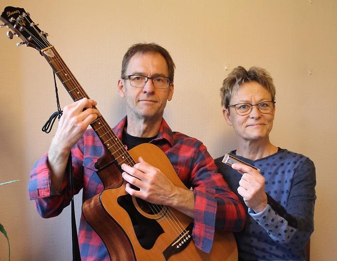 Mats P Pettersson och Swinging Ingrid som håller i en gitarr och ett munspel.