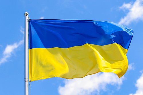 Ukrainsk flagga mot blå bakgrund