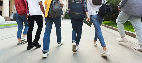 Tonårselever på väg mot skolan.