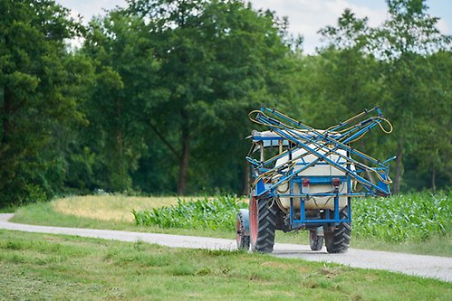 Traktor kör på väg på landsbygden